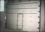 Автоматические секционные ворота с встроенной калиткой.